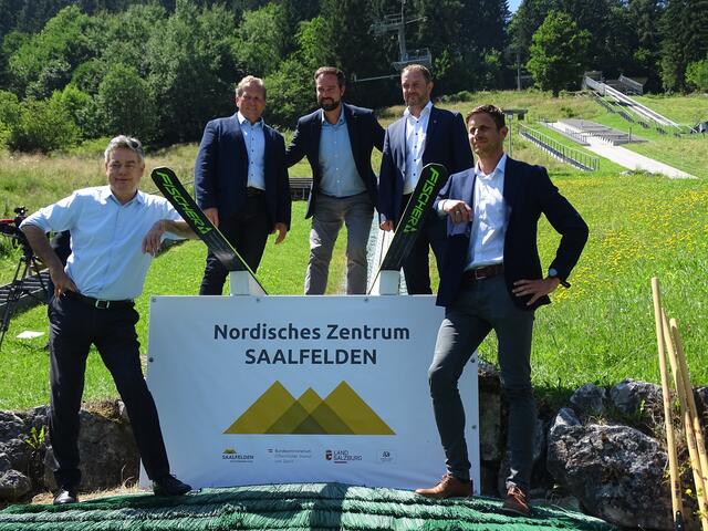Werner Kogler, Vizekanzler und Sportminister, Erich Rohrmoser, Bürgermeister von Saalfelden, Stefan Schnöll, Landesrat für Infrastruktur und Sport, Thomas Haslinger, Vizebürgermeister von Saalfelden und Marco Pointner, TVB Saalfelden-Leogang freuten sich vor Kurzem über den Beginn des Projektes.