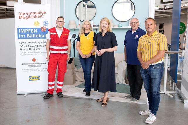 Harald Vogl/Rotes Kreuz Traun, Ildiko Furjesova/Market Manager IKEA Linz-Haid, Christine Haberlander, Paul Reinthaler/ Kommandant Rotes Kreuz Linz-Stadt / Land, Gregor Stadler/ Business Navigation & Operations Manager IKEA Linz-Haid (v. l. n. r.).