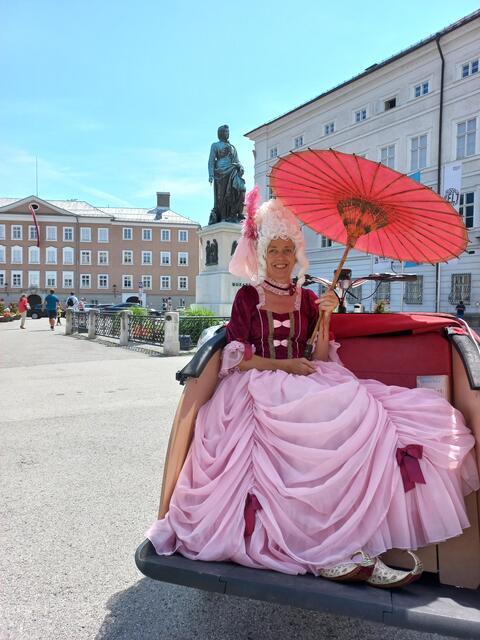 Beatrix Rigger lädt auf einen Stadtspaziergang durch die Altstadt mit Autoren sowie eine Lesung mit Picknick ein. Hier darf das "Nannerl" natürlich nicht fehlen, das für Fotos bereitsteht.  | Foto: Rigger/Gartner