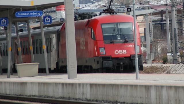 Bis 13. September ist der Streckenabschnitt zwischen Stainach-Irdning und Bad Aussee gesperrt. Es ist ein Schienenersatzverkehr eingerichtet.