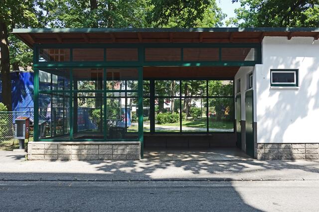 Im Wartehaus des Waidhofner Busbahnhofs herrscht gähnende Informationsleere.