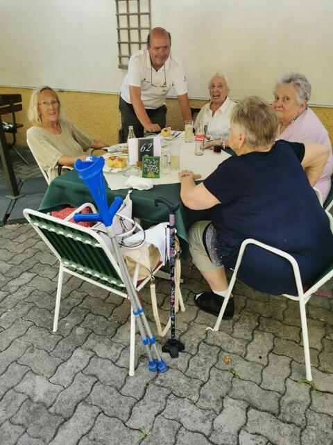 Klienten und Teamleiter Werner R. Lindermaier im Gasthaus Trat