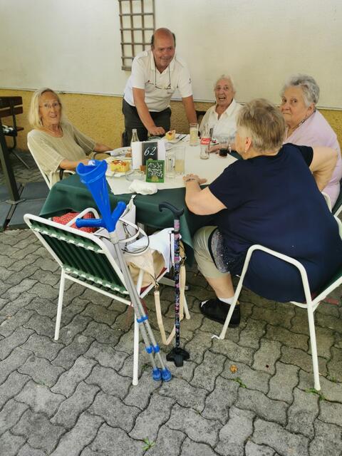 Klienten und Teamleiter Werner R. Lindermaier im Gasthaus Trat | Foto: ÖRK Klosterneuburg