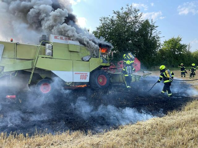 Fahrer, Ernte und Feld konnten gerettet werden. Der Mähdrescher erlitt aber einen Totalschaden.