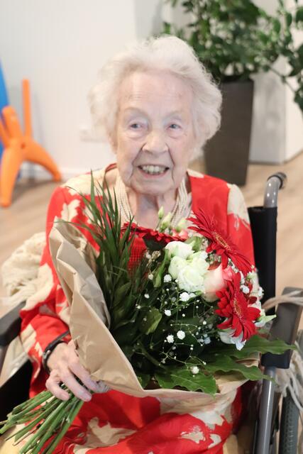 Bereits gestern besuchte der frühere Abgeordnete zum Nationalrat und BZÖ-Obmann Gerald Grosz seine Oma in der Seniorenresident und gratulierte zum 100. Geburtstag. 
 | Foto: Edith Ertl