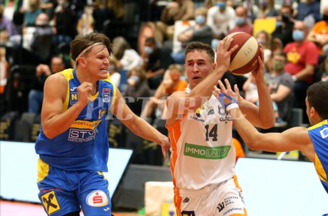 Basketball Superliga 20120/21, Grunddurchgang 2.Runde Klosterneuburg Dukes vs. SKN St.Pölten - Valentin Bauer (14) voll in Aktion.
