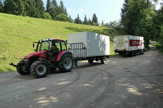 Perfektes Zusammenspiel zwischen Traktor und SPAR-LKW: Wo die Wege für den SPAR-Lkw zu eng waren, lieferte Michael Astner mit dem Traktorgespann weiter.