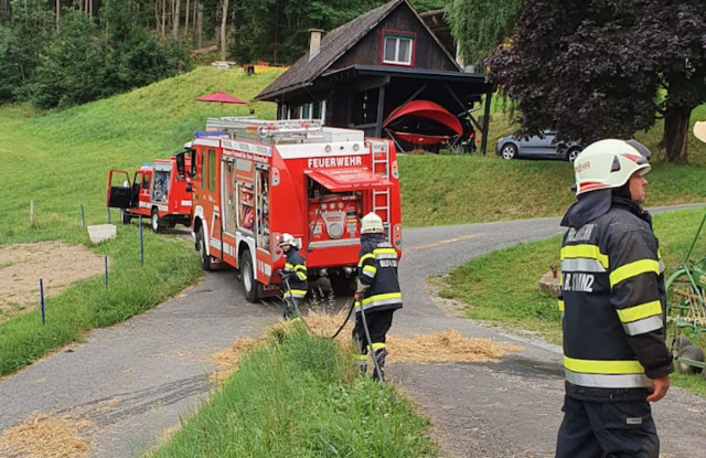 Auf der Anfahrt zum Gehöft in Rainbach wurde aufgrund der weithin sichtbaren Rauchentwicklung die Alarmstufe auf von B02 auf B13 erhöht. Im Einsatz standen die Feuerwehren Wald bei Stainz und Stainz.