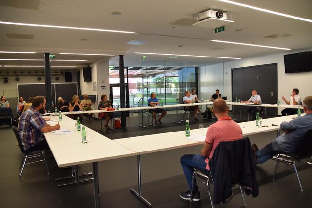 Die Fraktionen diskutierten bei der eigens einberufenen Sondersitzung am Dienstag, den 27. Juli über das Kundler Schwimmbad und die Gemeindezeitung.