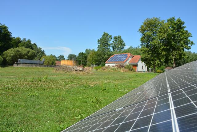 Die Photovoltaikanlage bei der Kläranlage Ottendorf wurde um eine 22,72 kWp Freiflächenanlage erweitert und mit einem 30,72 kWh Stromspeichersystem ausgestattet.