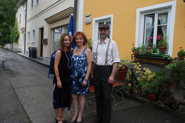 Karin Komatz, Uschi Nocchieri und Otmar Pils bei der Vorstellung des neuen Theatervereins "Il Salottino"