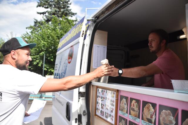 Die Firma Eisenkies überrascht ihre Kunden mit schmackhafter Eiscreme und fährt dazu direkt auf die Baustellen, um für Abkühlung zu sorgen.