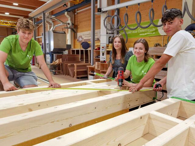 Vier Ferialpraktikanten schnupperten in die Berufsfelder bei O.K. Energie Haus hinein.