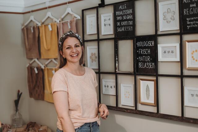Marlene Maschek entführt in der Scheibbser Altstadt in die Welt der Heilpflanzen und bietet Kräuterwanderungen und Workshops an