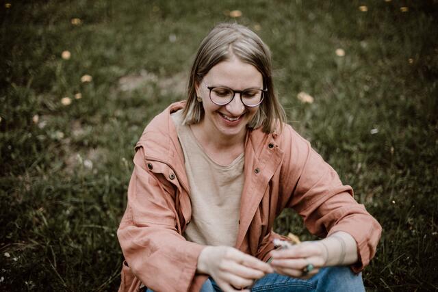 Marlene Maschek entführt in der Scheibbser Altstadt in die Welt der Heilpflanzen und bietet Kräuterwanderungen und Workshops an