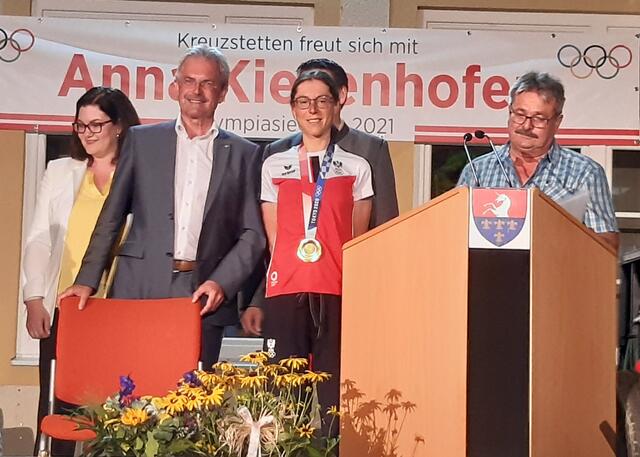NR Abgeordnete Melanie Erasim, Landtagspräsident Karl Wilfing, Olympiasiegerin Anna Kiesenhofer, Bürgermeister Adi Viktorik.