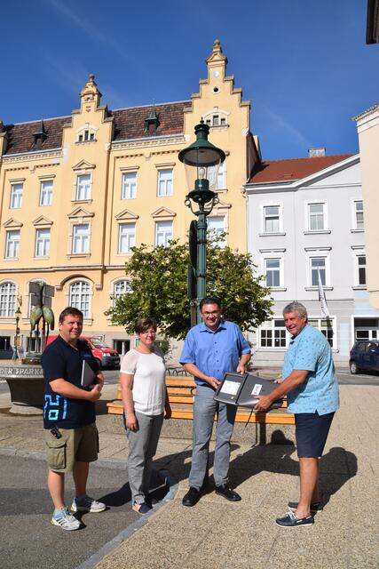 Ing. Johannes Strommer, Gemeinderätin Isabella Mang, EVN-Vertreter Gunther Scheubrein und Umweltstadtrat Wolfgang Welser