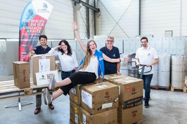 Die Produktpalette im Visier: Logistiker Thomas Burger, EuroSkills-Geschäftsführerin Angelika Ledineg, Katharina Schellnegger (Food &amp; Beverage), EuroSkills-Aufsichtsratvorsitzender Josef Herk und Logistiker Christoph Grillitsch (v. l.) | Foto: geopho