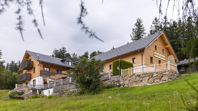 Die neue Fassade der Waldschenke passt perfekt zum Erscheinungsbild der Umgebung. Die Terrasse ist bei den Gästen sehr beliebt.