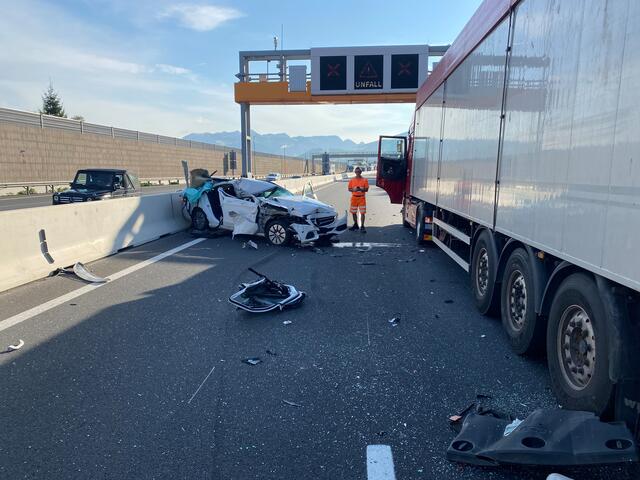 Bei Ebbs kam es auf der A12 am Dienstag zu einem Auffahrunfall. Ein 20-jähriger PKW-Lenker bemerkte den Stau vor ihm erst zu spät.  | Foto: ZOOM.Tirol