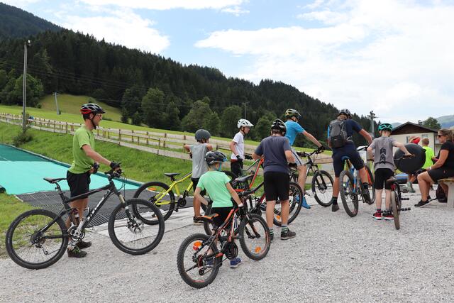 Mit dem Förderband ging es für die Teilnehmer des MTB-Trainings zum Start des Bike Trails.