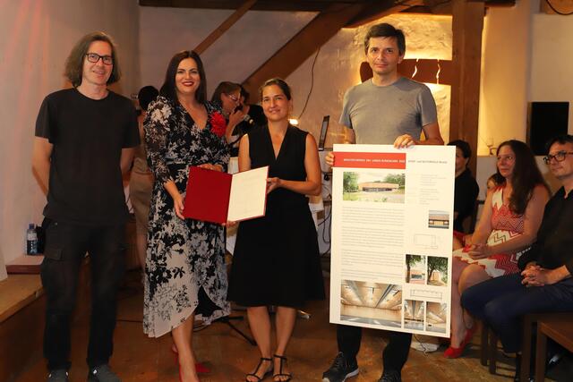 Christina Horner, Christoph Hinterleitner und Tibor Tarcay von SOLID Architecture wurden von Landeshauptmann-Stellvertreterin Mag.a Astrid Eisenkopf mit dem Architekturpreis ausgezeichnet. | Foto: LMS