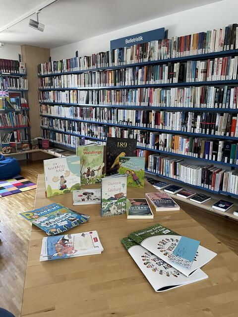 Die öffentliche Bibliothek der Pfarre Aigen hält viele Medien für die Leser bereit.