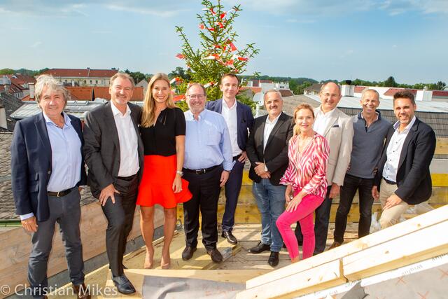 Michael Exenberger (Prokurist und Projektsteuerung SÜBA), Heinz Fletzberger (Vorstand SÜBA), Barbara Schett (ehem. Tennisstar und Unternehmensbotschafterin SÜBA), Harald Schinnerl (Vizebürgermeister Stadtgemeinde Tulln/Donau), Manfred Wachtler (Vorstand SÜBA), Peter Gamperl (Projektleiter SÜBA), Rose McGehee (Wohnungsverkauf SÜBA), Viktor Geyrhofer (Stadtamtsdirektor Stadtgemeinte Tulln/Donau) Heinz Krumböck (STRABAG), Mario Hameseder (STRABAG)
