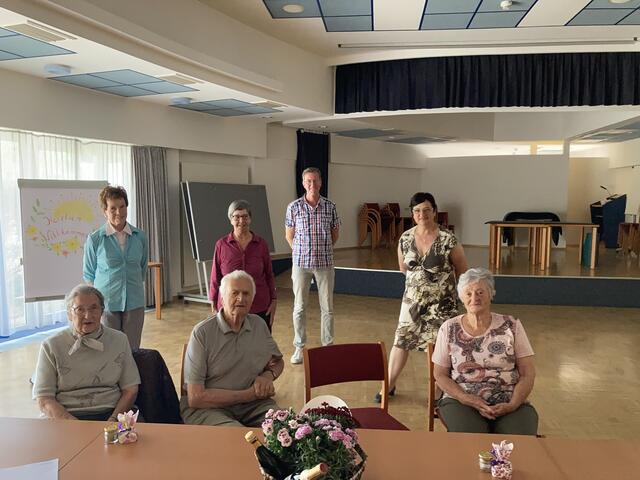 Mitglieder der Selbsthilfegruppe mit Pastor Ralf Blummenstein. | Foto: Privat