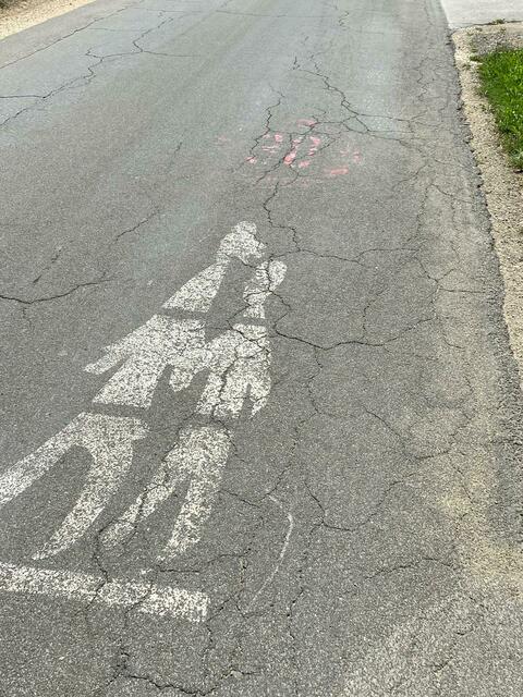 Die Bodenmarkierungen in Aich sind teilweise nicht mehr erkennbar. | Foto: Privat