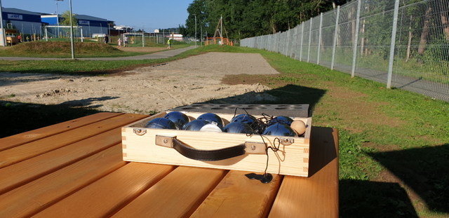 Die Bocciakugeln liegen am Spielplatz Hart bei Graz bereit.