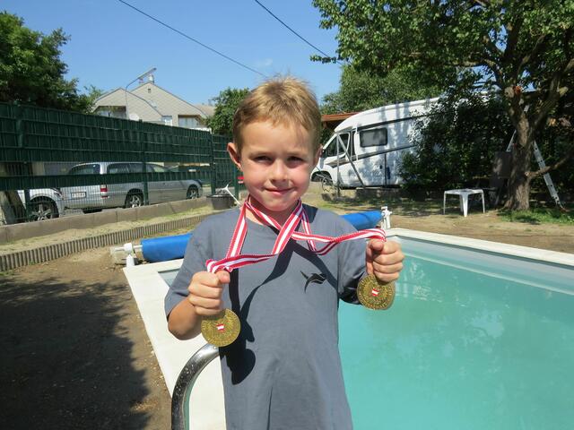 Max Lagers strahlt mit doppeltem Gold um die Wette.