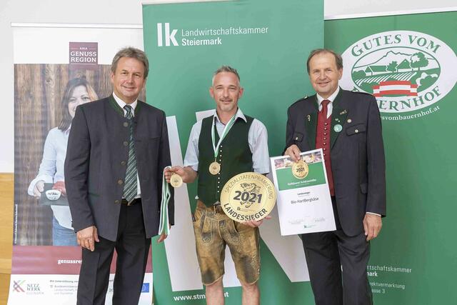 Markus Schützenhöfer aus Grafendorf holte sich bei der Steirischen Landesprämierung mit seinem Bio Hart-Bergkäse den Landessieg. Kammerdirektor Werner Brugner (r.) und LK-Präsident Franz Tischenbacher gratulierten. | Foto: LK/Fischer