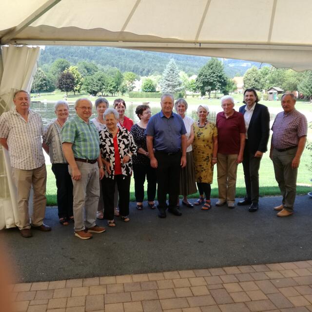 Versammlung des Pensionistenverbands im Gamsbad: Peter Koller, Ernst Schirgi, Dora Pauritsch, Josef Pichler, Margarethe Reinisch, Christa Pichler, Helga Fürbas, Sylvia Mascal, Ingrid Köstenberger, Renate Kern, Josef Bauer, Bgm. Josef Wallner, Heinrich Kern mit Bgm. Josef Wallner | Foto: Barbara Spiz