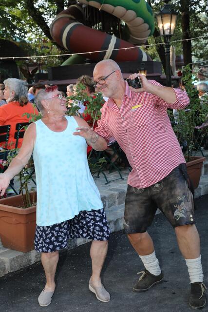 Nicht alle Besucher hielt es an den Tischen… | Foto: Fotostudio R. Michael Schuster