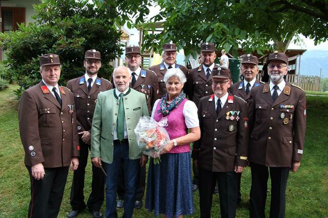 BI Josef Polz mit Gattin Resi im Kreise einer Abordnung der FF Freidorf mit HBI Robert Köppel  | Foto: FF Freidorf