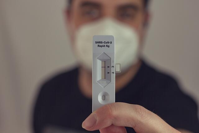 Neben den kostenlosen Antigen-Tests gibt es nun das Angebot kostenloser PCR Covid-19-Tests. Allerdings gibt es Einschränkungen, nicht jeder Versicherte kann das kostenlose Angebot wahrnehmen.