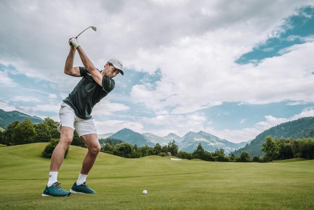 Vor dem Turniereinstieg am Mittwoch ging's für Nr. 1 Casper Ruud auf den Golfplatz. | Foto: A. Scheuber