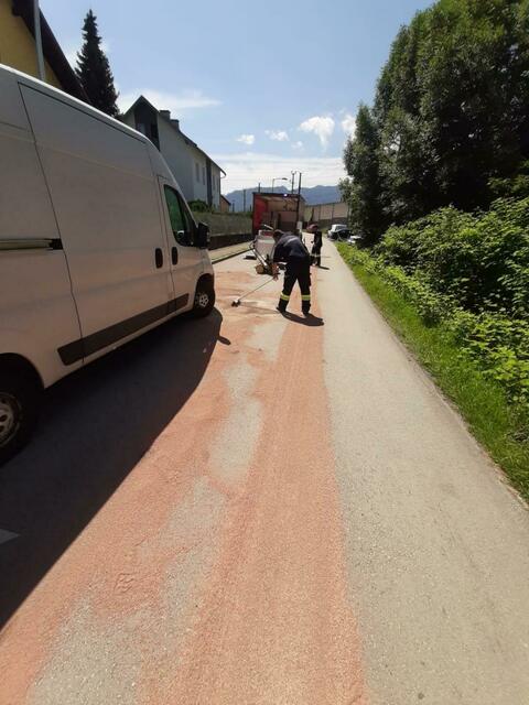 Die Feuerwehr versuchte das Öl zu binden.