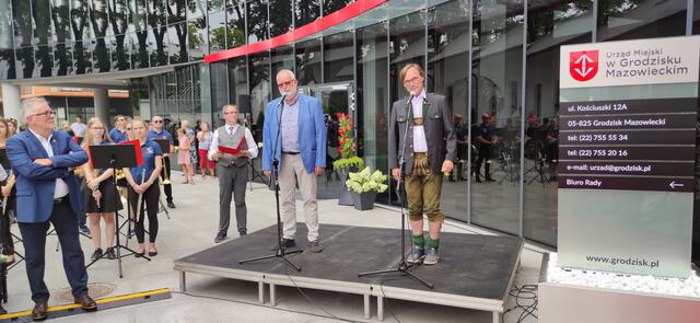 Bgm. Erwin Eggenreich überbringt Grußworte aus der Partnerstadt Weiz zur Eröffnung des neuen Rathauses in Grodzisk Mazowiecki (Polen).  | Foto: Stadtgemeinde Weiz (2x)
