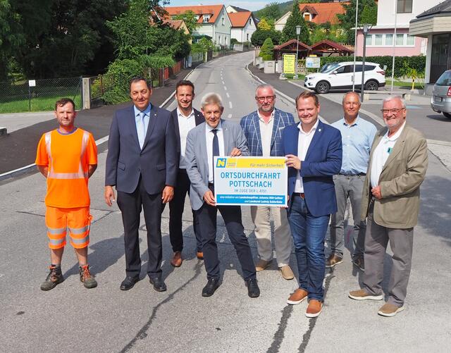 Egon Widermann (Straßenmeisterei Gloggnitz), Josef Decker (NÖ Straßenbaudirektor), Gernot Kampl (Leiter-Stv. der NÖ Straßenbauabteilung Wr. Neustadt), LA Hermann Hauer, StR Gerhard Windbichler, LA Vizebgm. Christian Samwald, Heinz Spatling (Leiter-Stv. der Straßenmeisterei Gloggnitz), StR Karl Pölzelbauer.