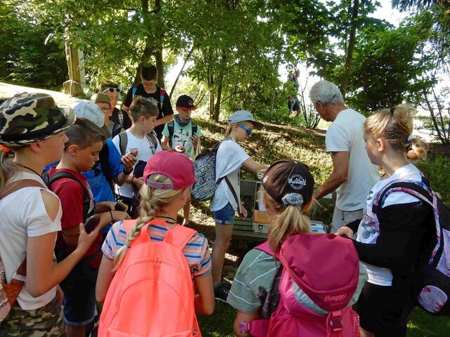 Spannende Einblicke für die Agathenser Mittelschüler beim „Nature Caching“.