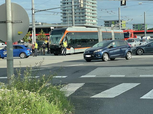 Der ramponierte O-Bus steht im Kreuzungsbereich der Salzburger Straße und der Landwiedstraße.