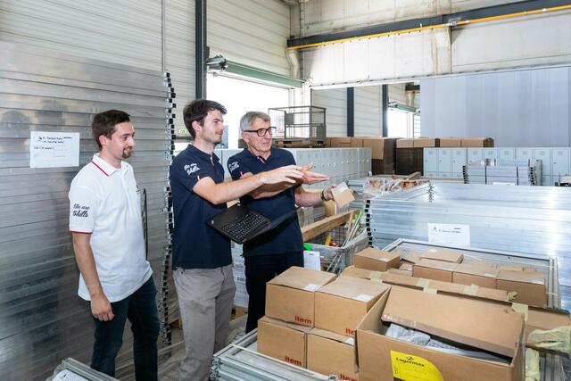 Zwischen digitaler und analoger Abwicklung: Cheflogistiker Thomas Burger mit EuroSkills-Aufsichtsratvorsitzendem Josef Herk | Foto: geopho