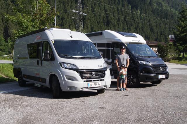 Manuel Dresely mit Söhnchen und Fahrzeugen.  | Foto: Ranalter