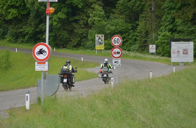 Der Motorradverkehr ist im Außerfern besonders stark. Zu den beliebtesten Straßen gehört u.a. das Hahntennjoch, im Bild die Auffahrt auf Höhe Elmen.