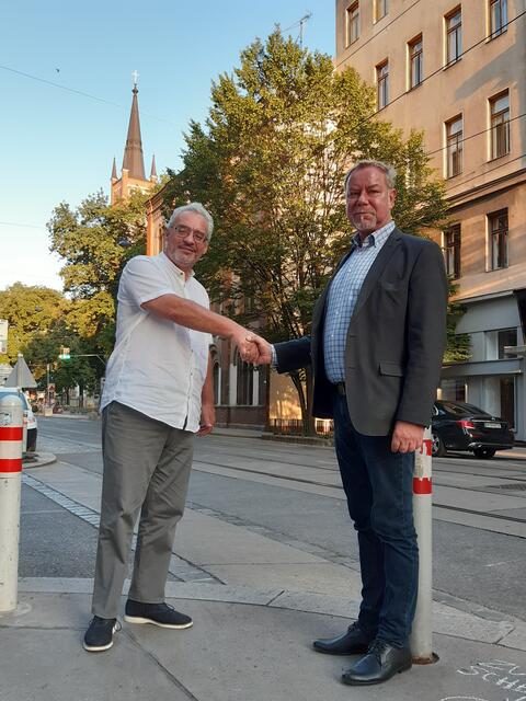 Wolfgang Primisser (l.) tritt als Obmann der IG Kaufleute Lerchenfelder Straße zurück und übergibt an Dirk Hartmann (r.)