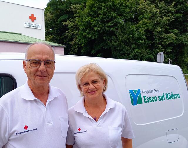 Emilie und Helmut Nestler vor einem der Essen auf Räder Fahrzeuge RK-Bezirksstelle Steyr-Stadt. | Foto:  OÖRK / E. Leitner