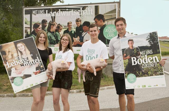 Die junge Bäuerin Cornelia Ulrich (l.) und der junge Landwirt Matthias Kaufmann (r.) mit den beiden Schülerinnen der Landwirtschaftlichen Fachschule Hatzendorf, Daniela Eder und Christoph Simmerl.