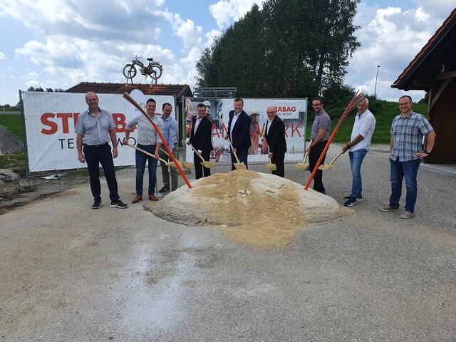 Projektleiter Markus Hübl (Firma Strabag), Bauleiter Florian Altrichter (Firma Strabag), Simon Franzelin (Planungsfirma Ingena), Bgm. Raphael Hofinger (Neukirchen/W.), Bgm. Hannes Humer (Eschenau/H.), DI Martin Wachutka (Geschäftsführer Fiber Service OÖ) Michael Friedl (Fiber Service OÖ), Hermann Schmelz und Simon Ritschka (Firma Hydro-Ing, v. l.). | Foto: Parzer/Gemeinde